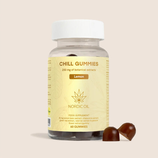 Nordic Oil Chill Gummies Lemon - 60 gummier i gennemsigtig flaske med to brune gummier ved siden.