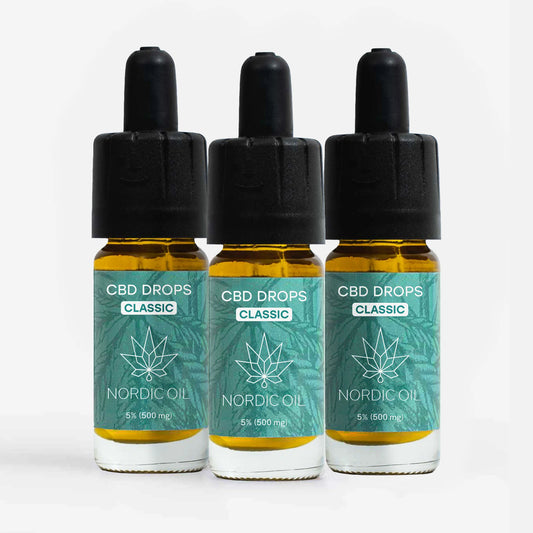Tre Nordic Oil CBD Drops Classic-flasker med turkise etiketter.