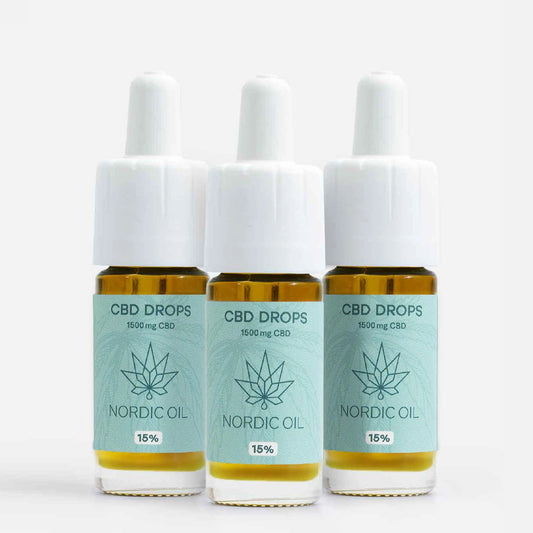 Tre CBD-dråber fra Nordic Oil med lyseblå etiketter og 1500 mg CBD