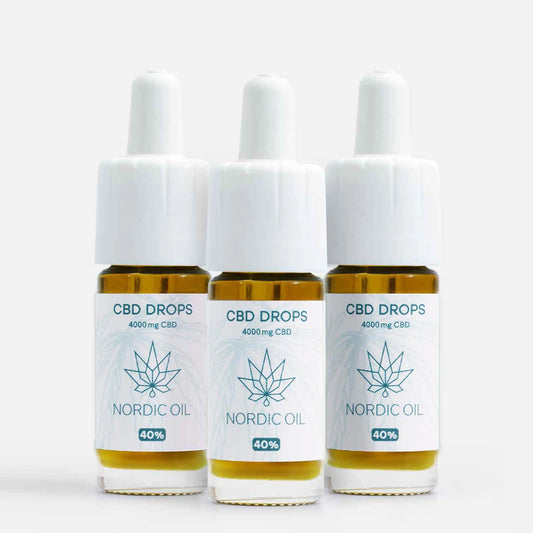 Tre CBD-dråber-flasker fra Nordic Oil med 4000 mg CBD på hvid baggrund