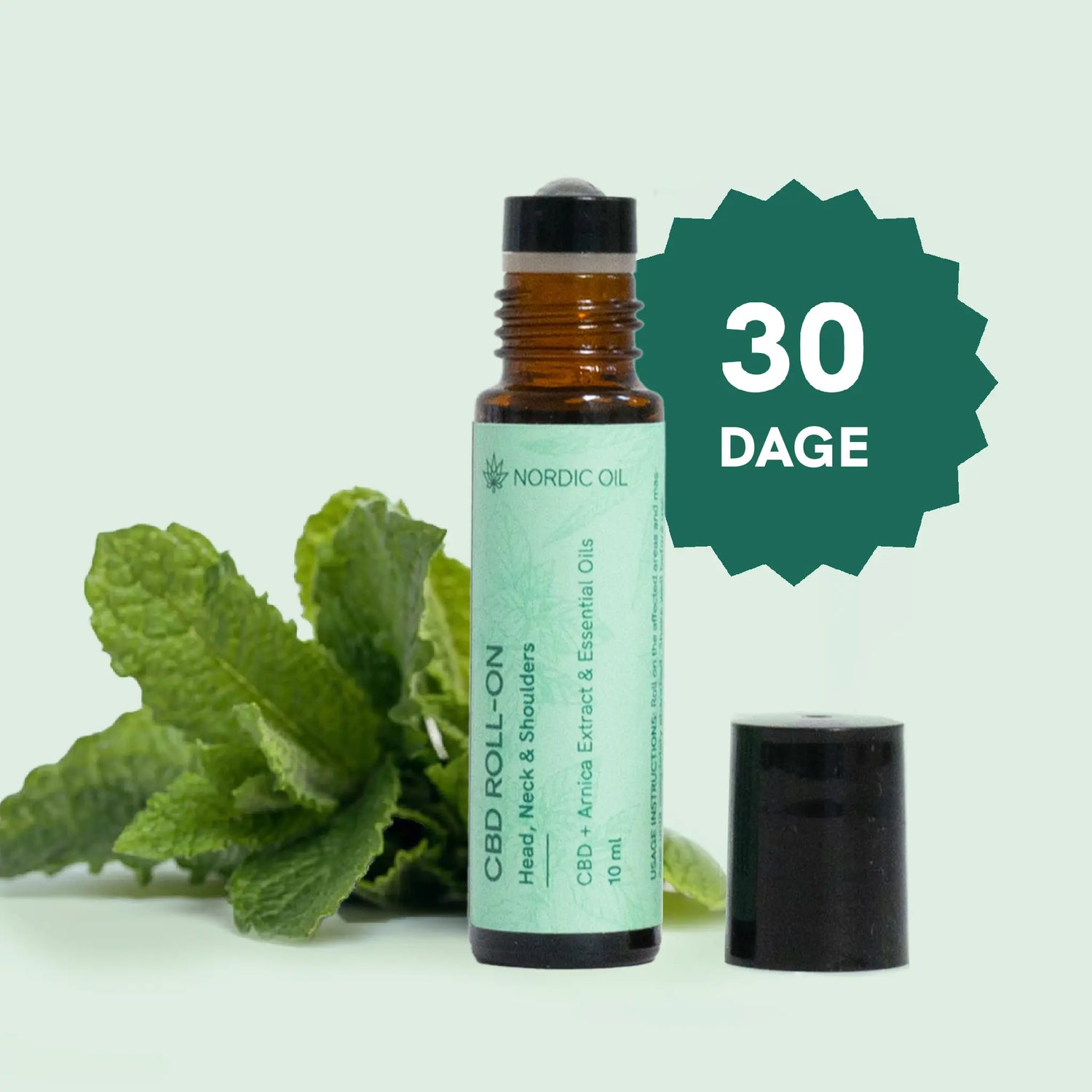 CBD-roll-on flaske fra Nordic Oil med mintgrøn etiket, omgivet af mynteblade og en 30-dages mærkat