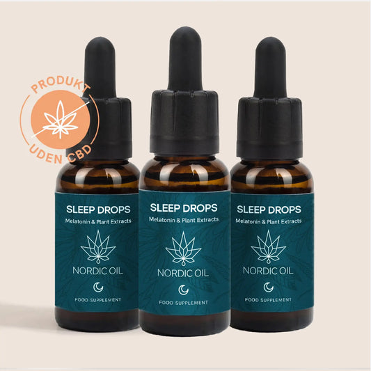 Tre brune dråbeflasker med blå etiketter 'Sleep Drops' (Melatonin & Plant Extracts) fra Nordic Oil og mærket 'Produkt uden CBD'