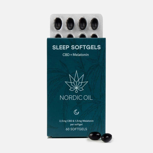 Nordic Oil Sleep Softgels med CBD og melatonin i blå emballage med blister og to sorte kapsler foran
