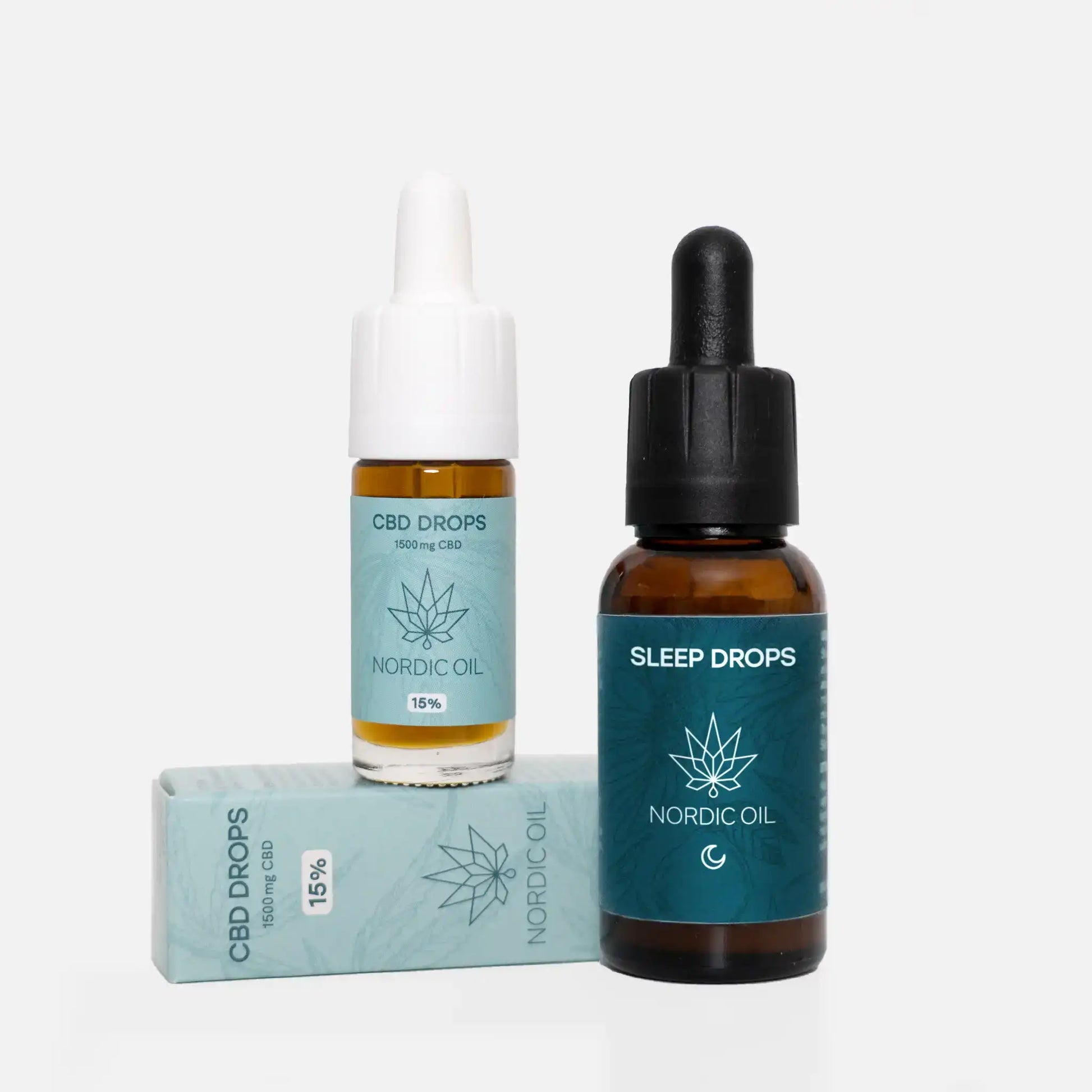 Nordic Oil CBD Drops og Sleep Drops – brune glasflasker med blå etiketter og dropperkapper foran blå emballage