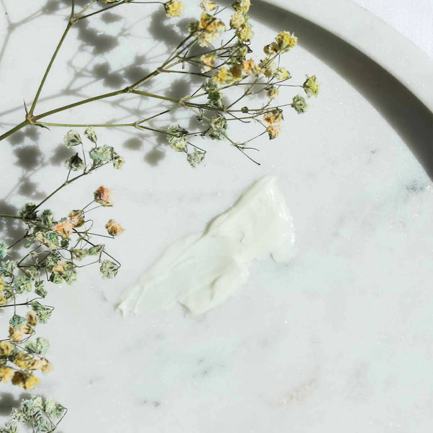 Fløden blev spredt ud på et bord med en buket blomster over den.