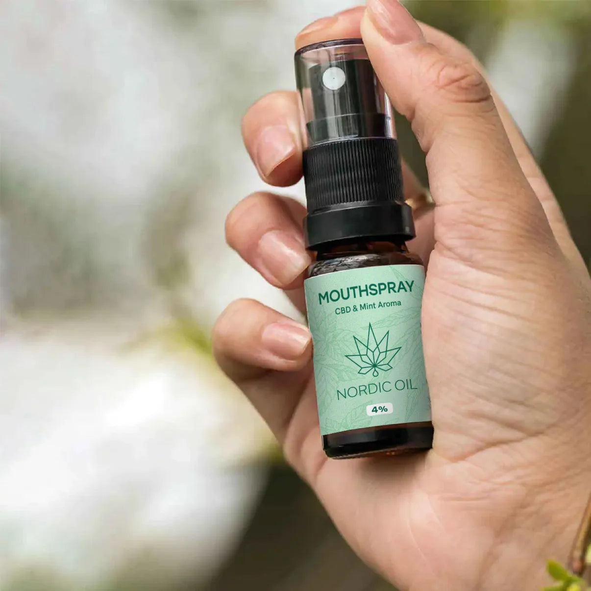 Mundspray med CBD og mint aroma fra Nordic Oil holdt i hånden