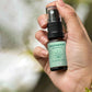 Mundspray med CBD og mint aroma fra Nordic Oil holdt i hånden