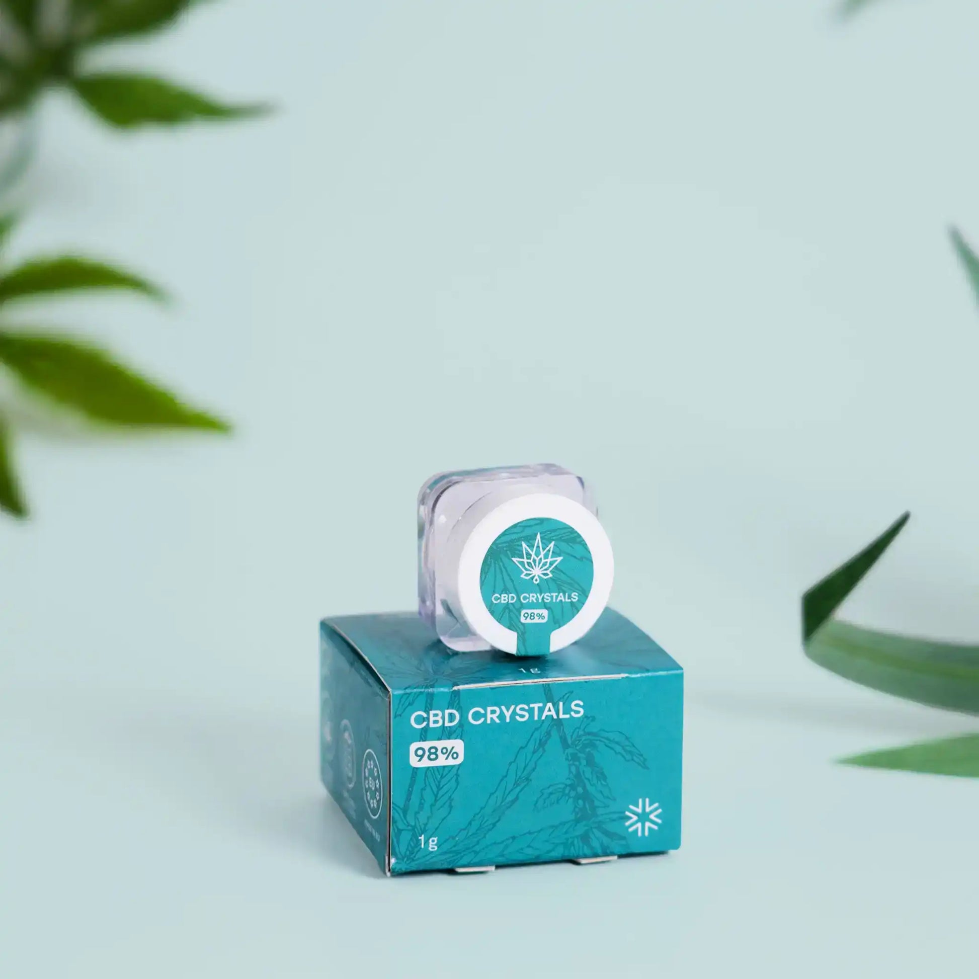 CBD-krystaller i blå æske med gennemsigtig beholder