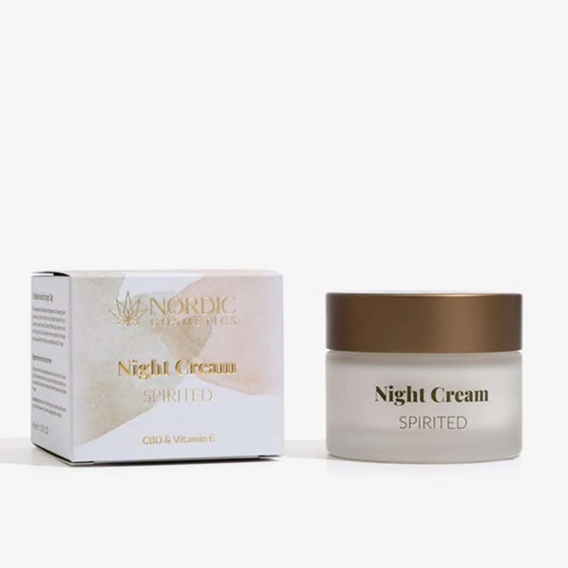 En åben pakke med CBD Natcreme + E Vitamin ligger ved siden af ​​låget og en klat creme.