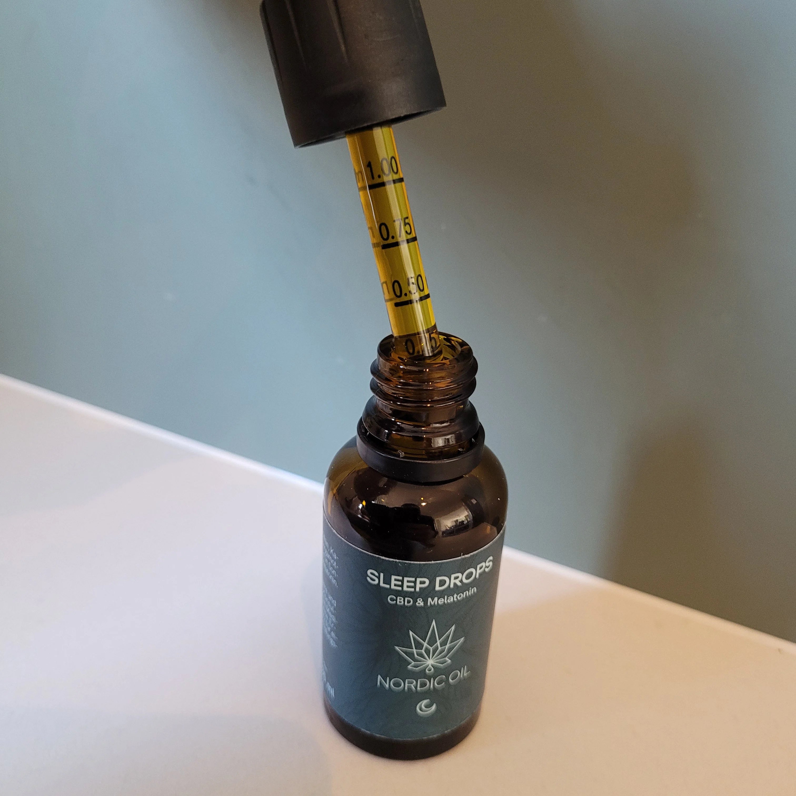 Søvndråber med CBD og melatonin fra Nordic Oil i brunt glas med dropper.