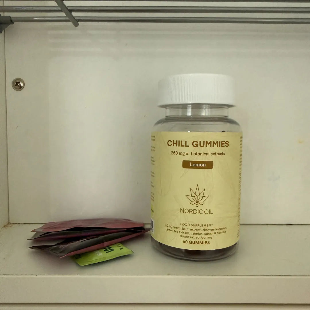 NORDIC OIL Chill Gummies citron-smag flaske på en hylde