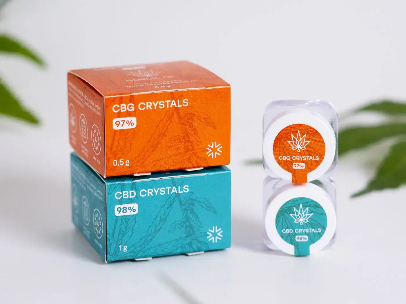 CBD- og CBG-krystaller i farverige æsker med 97% og 98% samt to små glasbeholdere