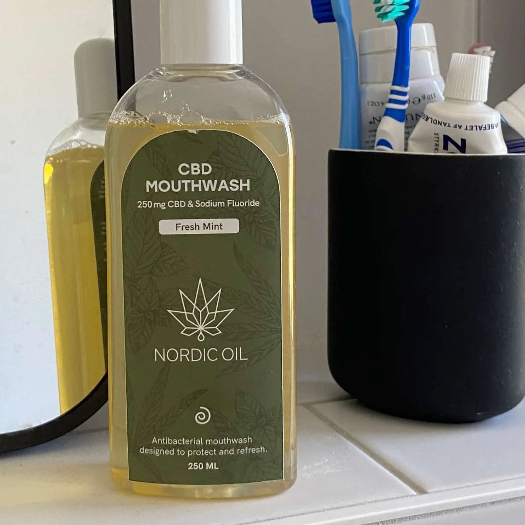 CBD mundskyllevæske Fresh Mint fra Nordic Oil (250 ml) på badeværelset