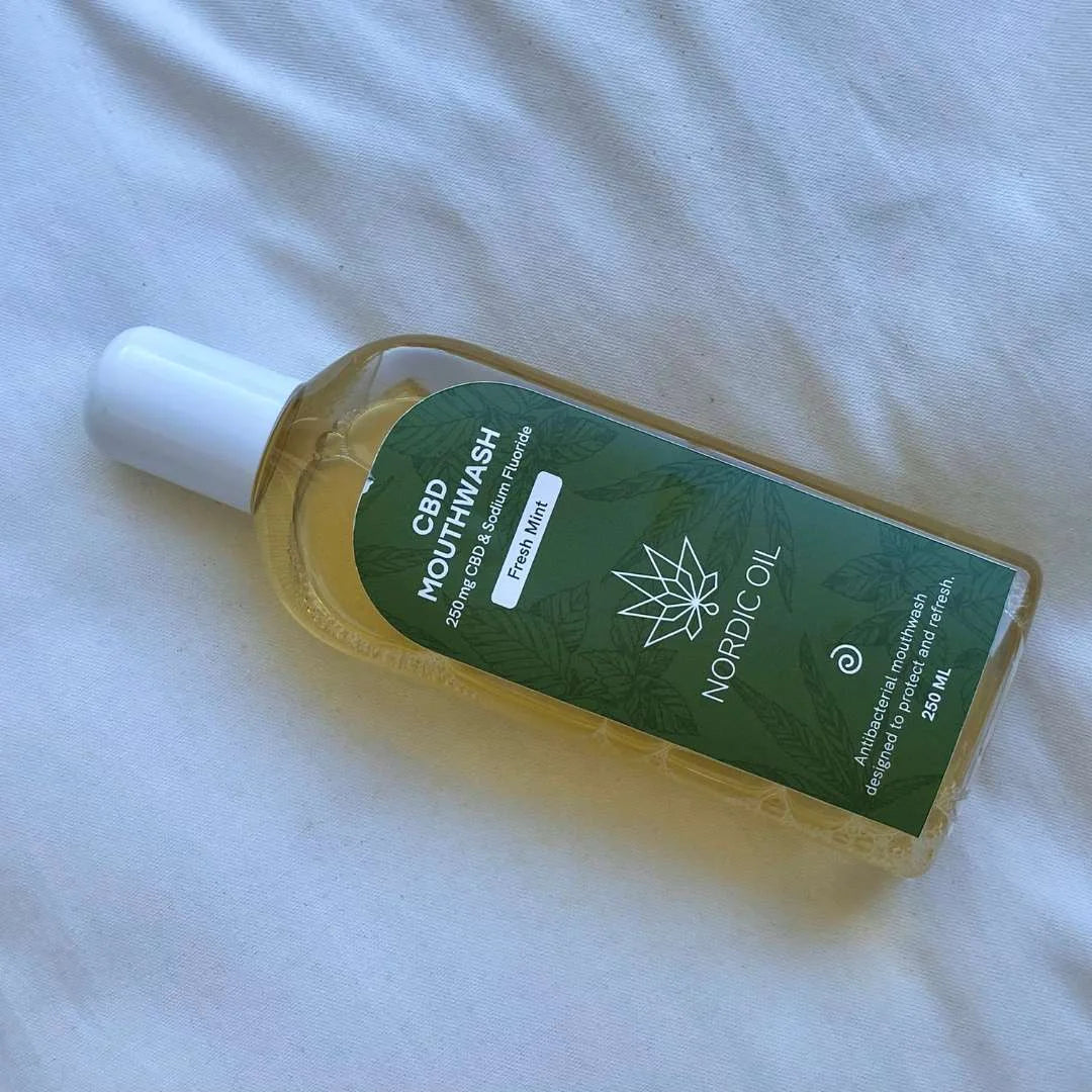 CBD mundskyllevæske fra Nordic Oil med grøn etiket.