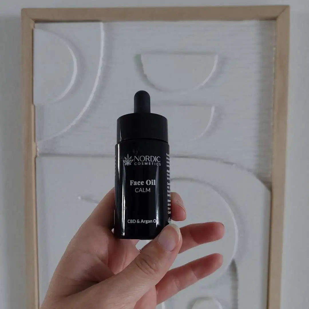 Nordic Cosmetics Face Oil Calm – CBD og arganolie i sort flaske med dropper