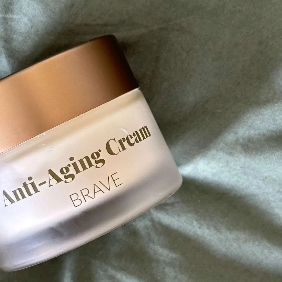 Anti-aging creme i hvid krukke med bronze låg og Brave-tekst