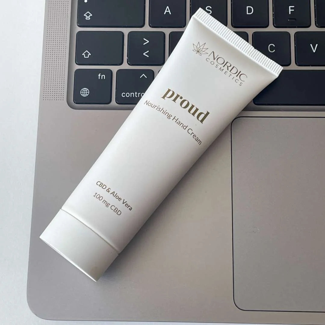 Nordic Cosmetics Proud håndcreme med CBD og Aloe Vera på en laptop