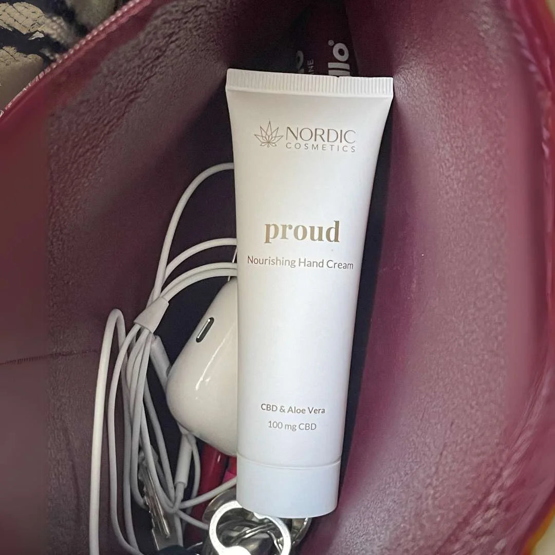 Hvid tube håndcreme fra Nordic Cosmetics mærket proud med CBD og Aloe Vera