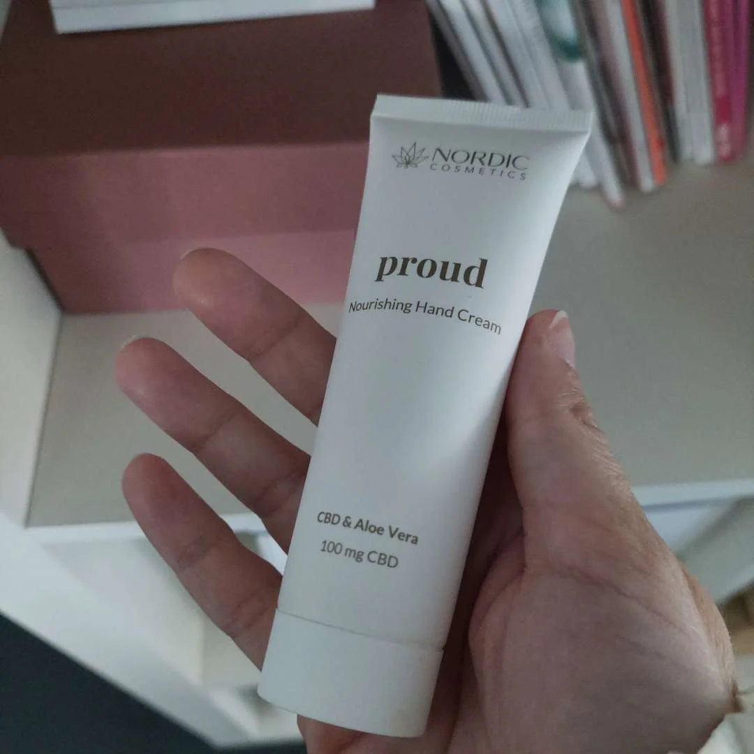Hvid tube håndcreme mærket Proud fra Nordic Cosmetics med CBD og Aloe Vera