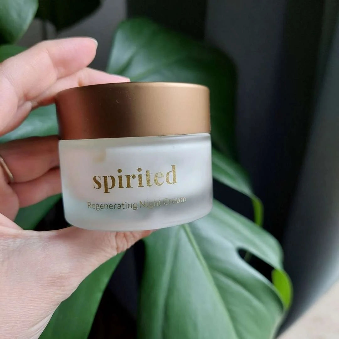 Spirited regenererende natcreme i frostet glaskrukke med bronze-låg