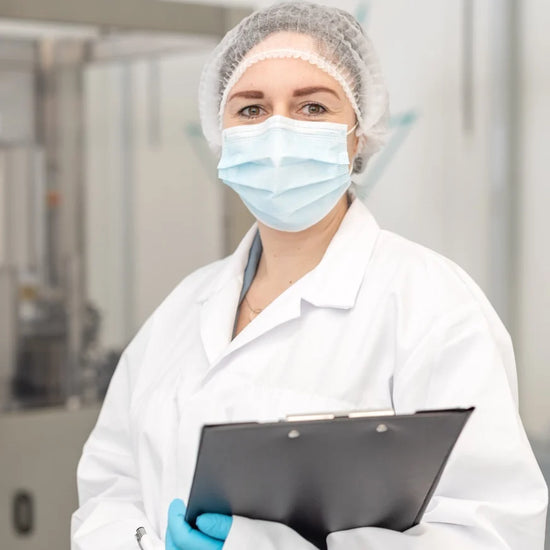 En laboratorietekniker tester CBD-olien