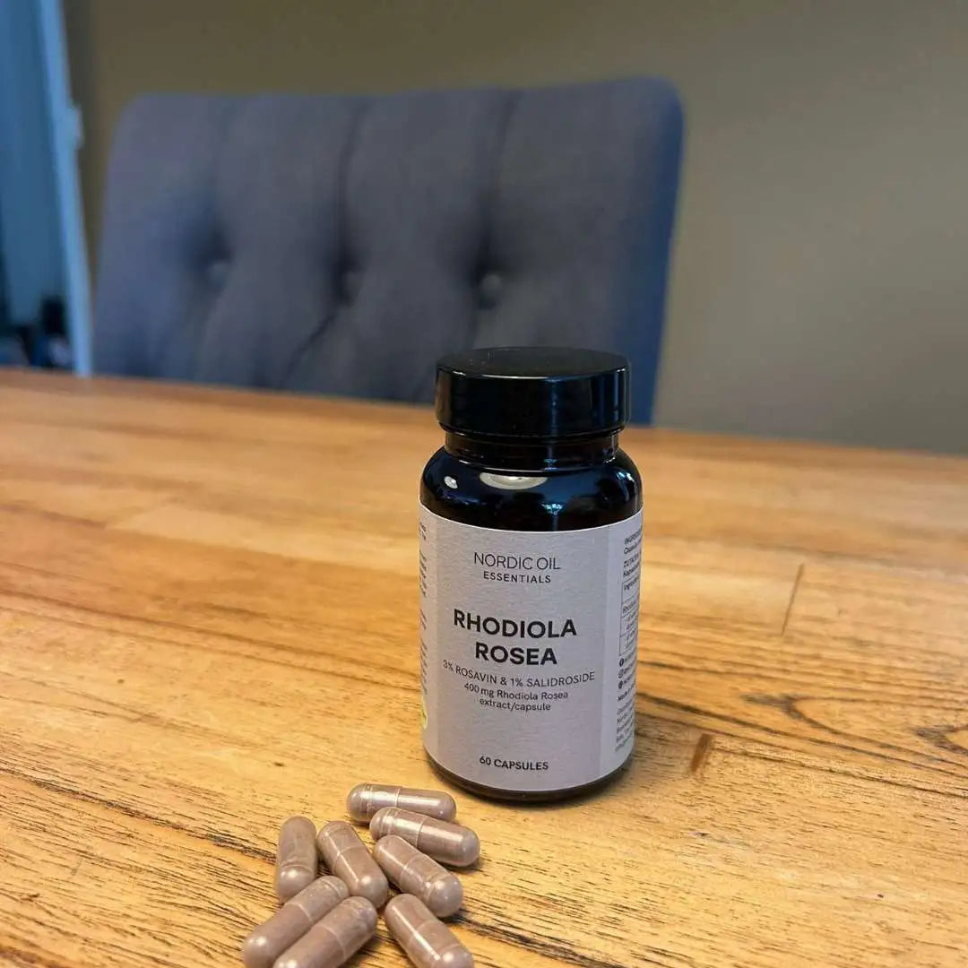 Nordic Oil Essentials Rhodiola Rosea kosttilskud i kapsler på træbordet