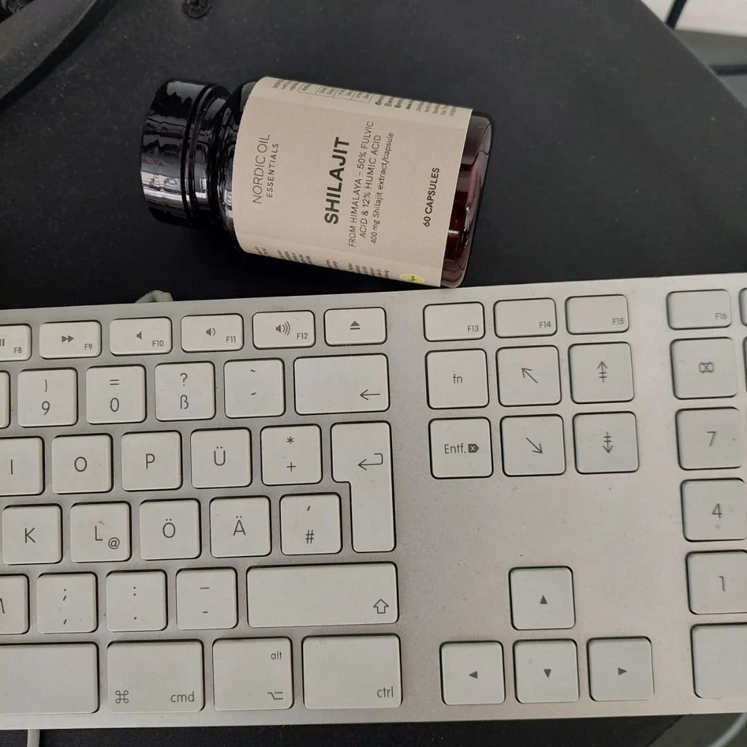 Nordic Oil Shilajit-kosttilskud i kapsler liggende på et tastatur