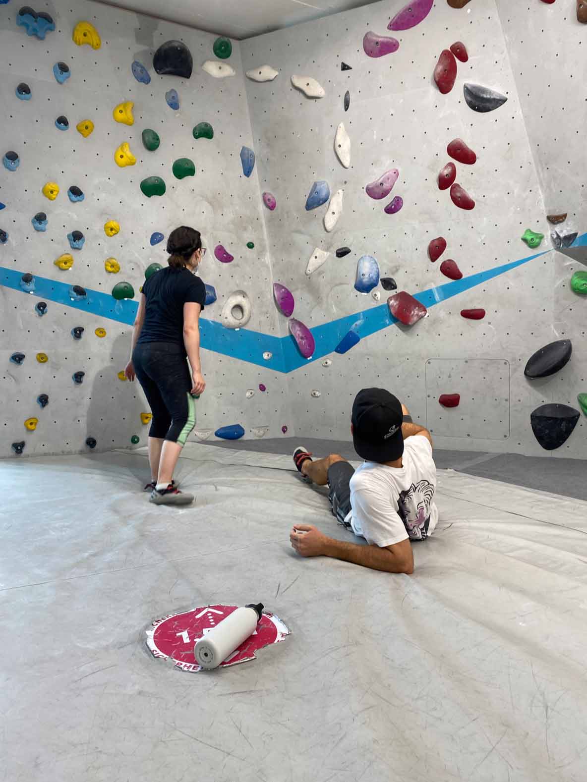 To medarbejdere foran en klatrevæg ved et teamevent 