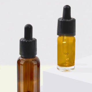 To amber glasflasker med droppere til CBD-olie.