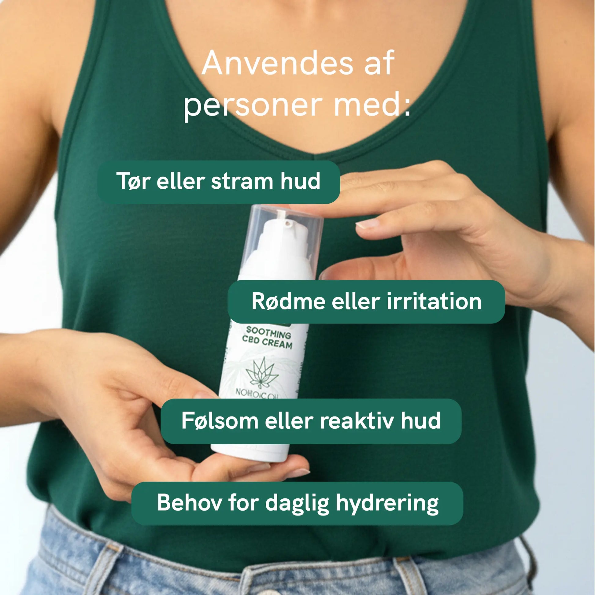 Person i grøn top viser en flaske CBD-creme til tør, irriteret og følsom hud samt behov for daglig hydrering.