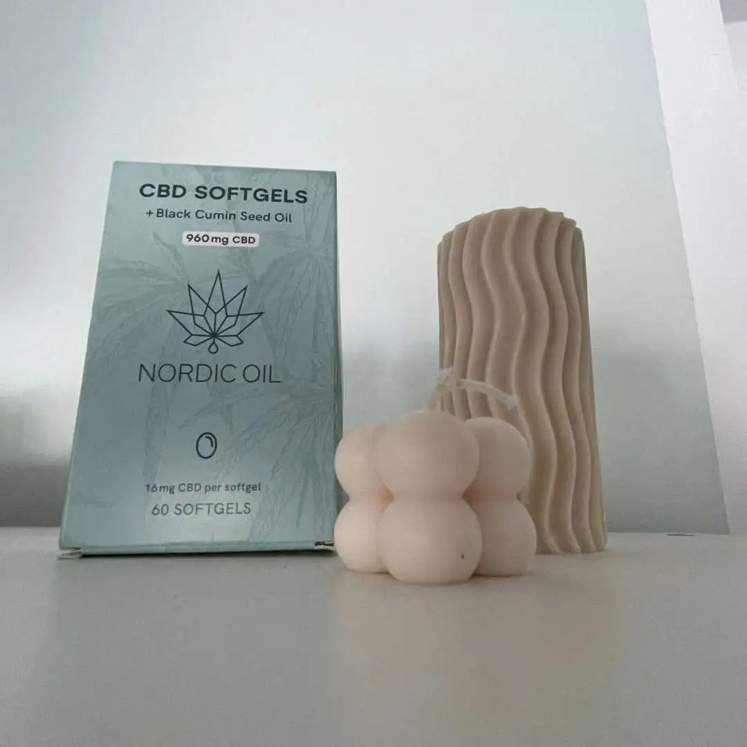 Nordic Oil CBD softgels med sortkommen olie, æske og hvide kapsler