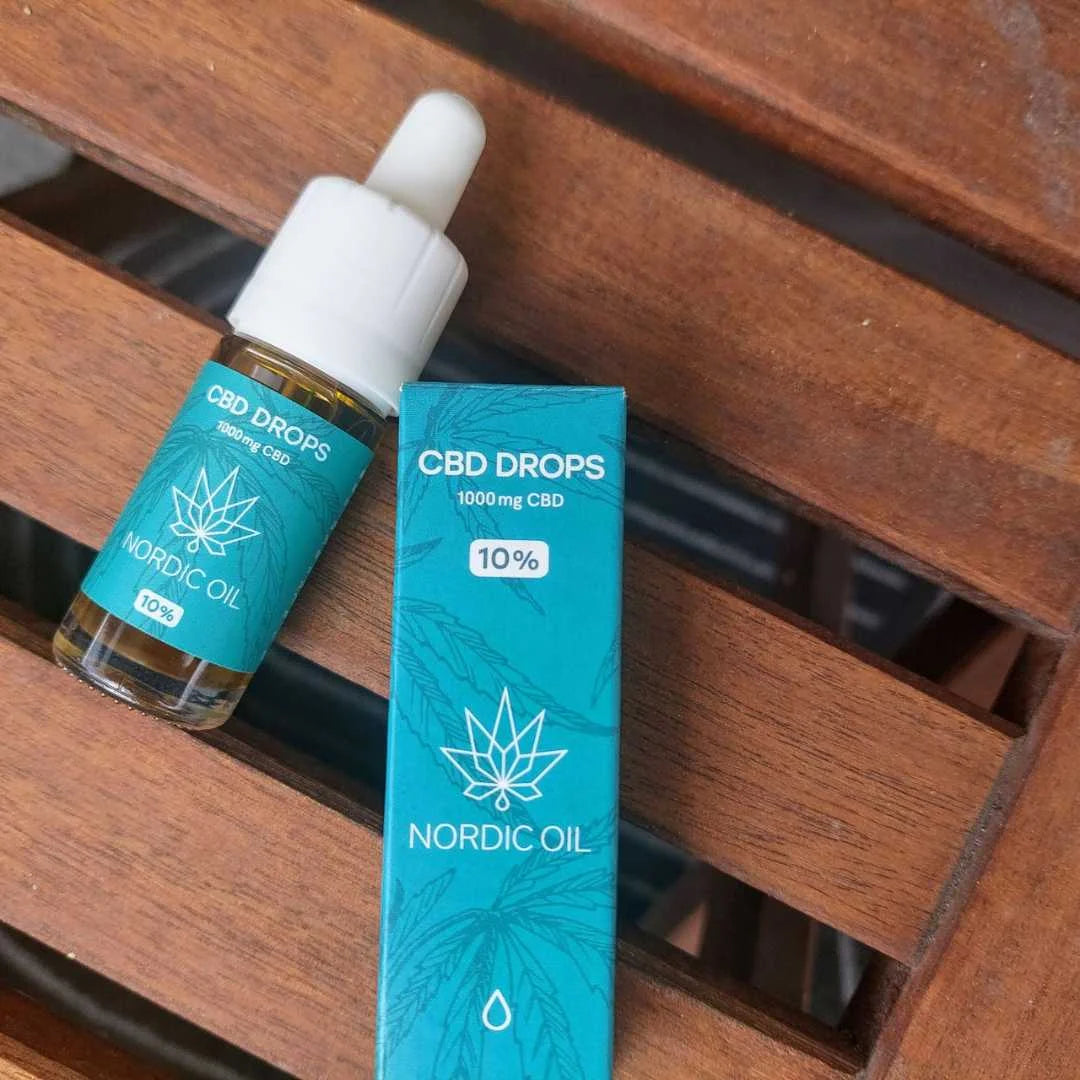 Nordic Oil CBD Drops flaske og æske på træbord