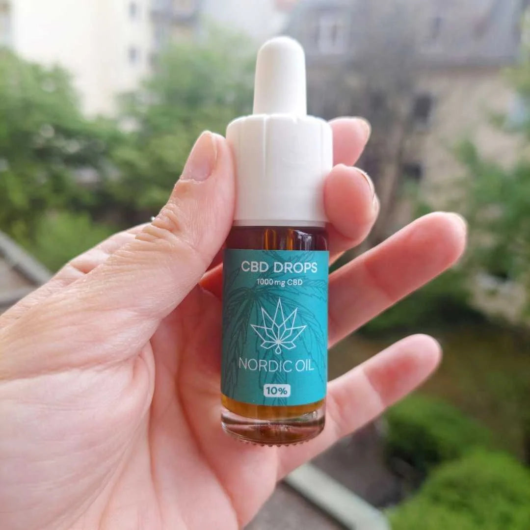 CBD-dråber i glasflaske med dropper og blå Nordic Oil-etiket