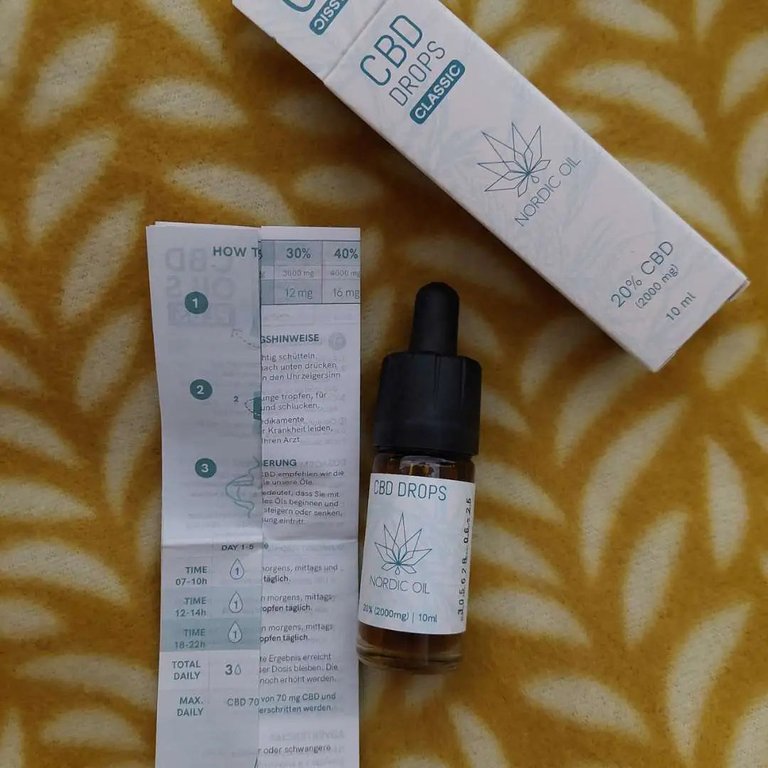 Nordic Oil CBD-dråber i brunt glas med dropper ved siden af brugsvejledning og æske
