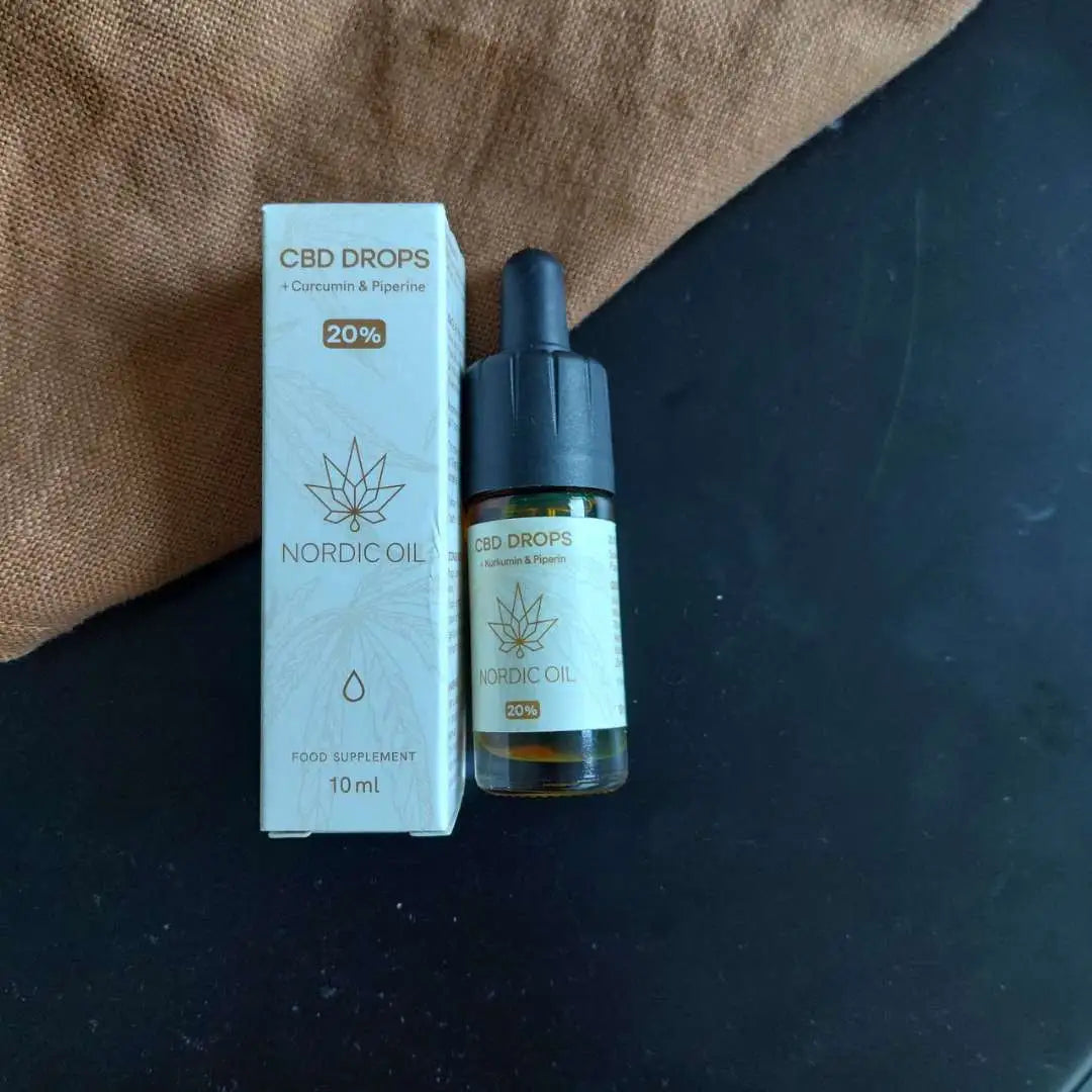 Nordic Oil CBD-drops med curcumin og piperin, æske og dropperflaske (20%, 10 ml)