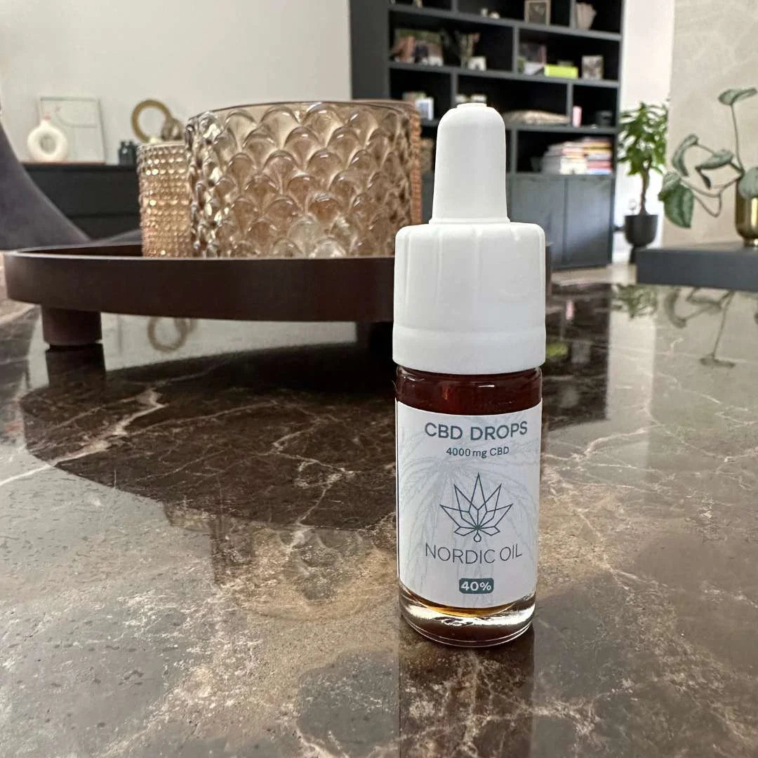 CBD-drops fra Nordic Oil med logo på marmorbord
