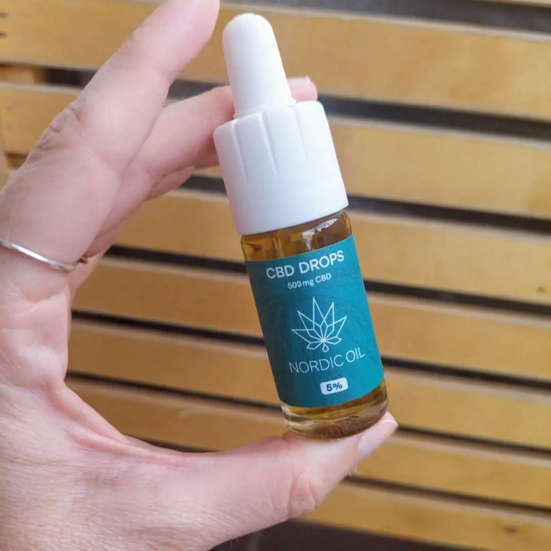 CBD-drops i glasflaske med dropper og Nordic Oil-etiket