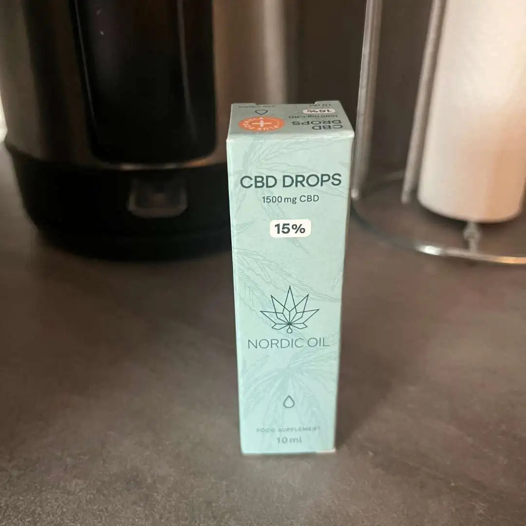 Lyseblå Nordic Oil CBD-dråber æske med 1500 mg CBD og 15%