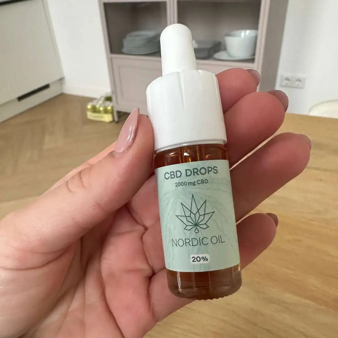 CBD drops-flaske fra Nordic Oil med 2000 mg CBD, holdes i hånden.