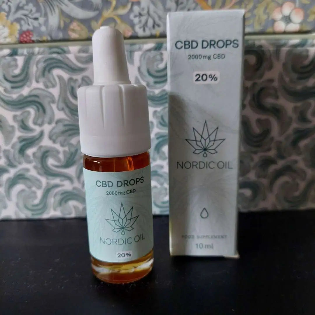 CBD-drops fra Nordic Oil i brunt glas med dropper og sølvfarvet æske.
