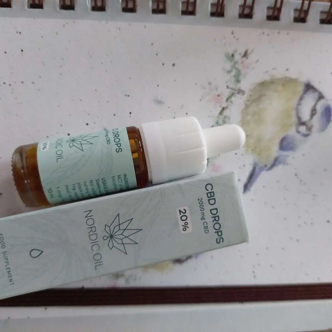 Nordic Oil CBD-dråber i glasflaske med pipette og lyseblå æske