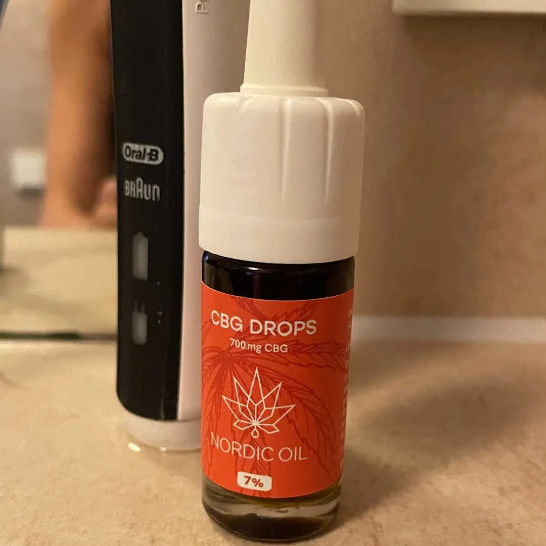 CBG-drops i mørk glasflaske med rød etiket og Nordic Oil-logo (700 mg CBG)