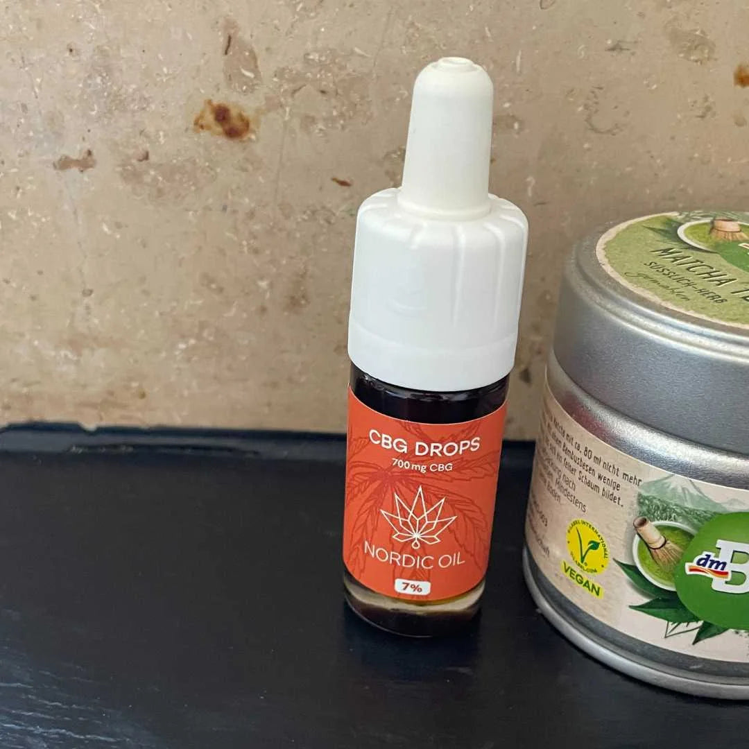Nordic Oil CBG-drops i en lille mørk glasflaske med dropper og hvidt låg.