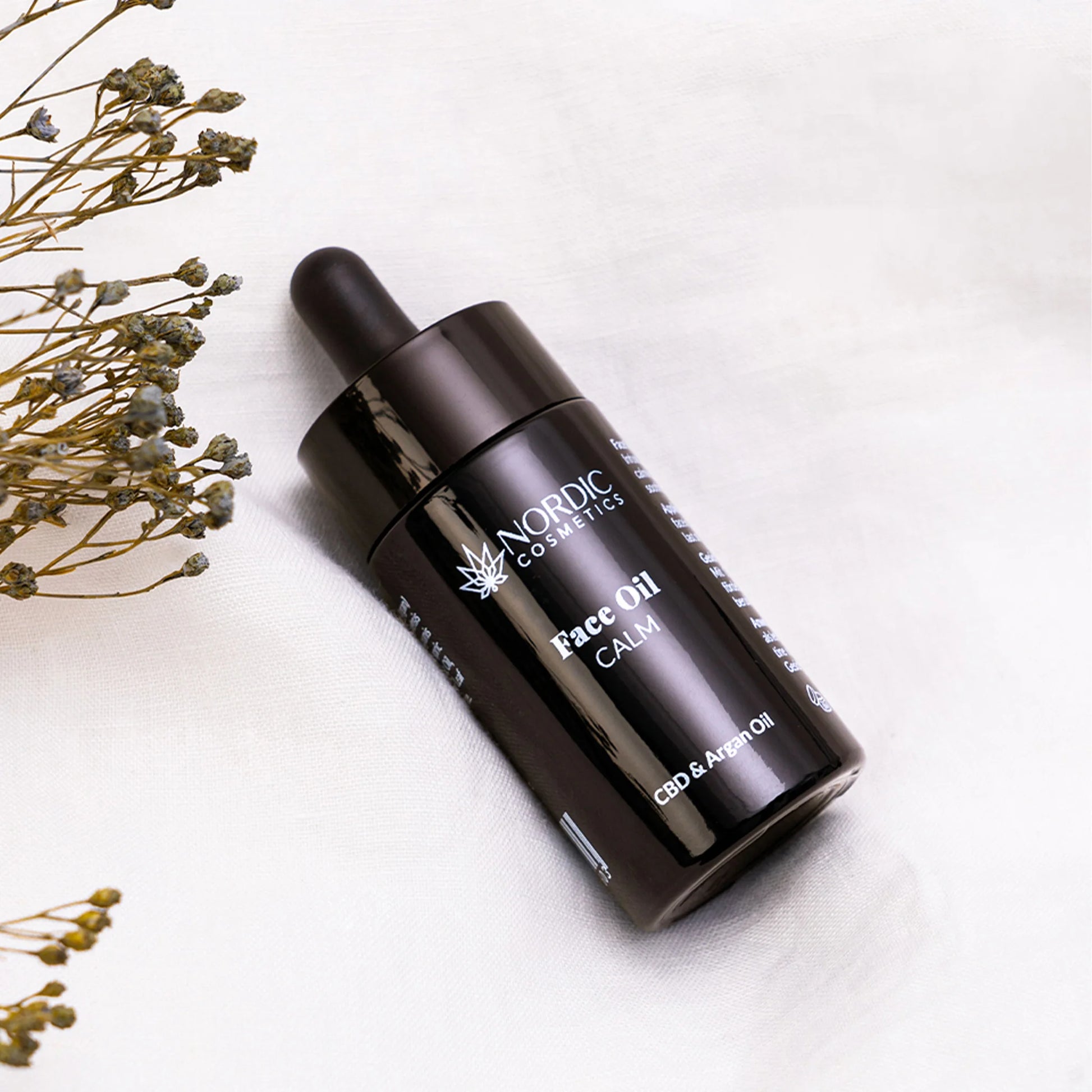 Nordic Cosmetics Face Oil Calm CBD og arganolie i mørk flaske med dropper
