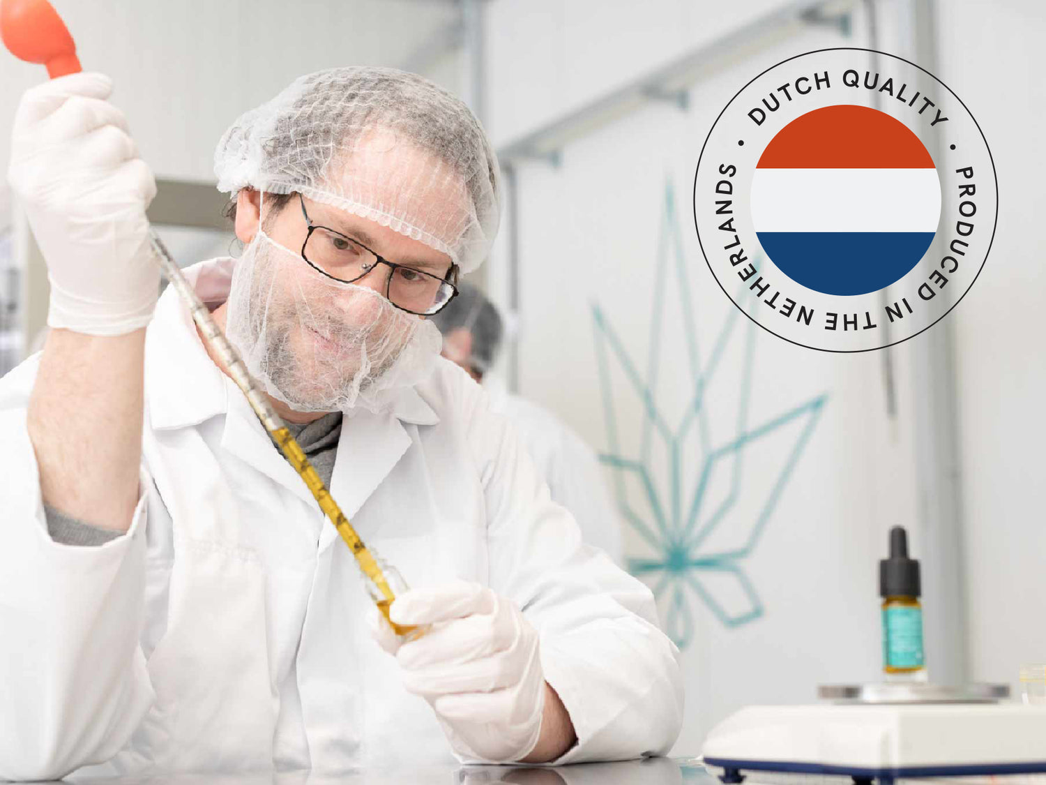 Laboratoriearbejder i hvid kittel og hårnet, der pipetterer i et laboratorium; et rundt certificeringsstempel Dutch Quality ses i billedet.