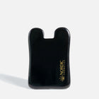 Sort, glat plastikgenstand med gyldent Nordic Cosmetics-logo