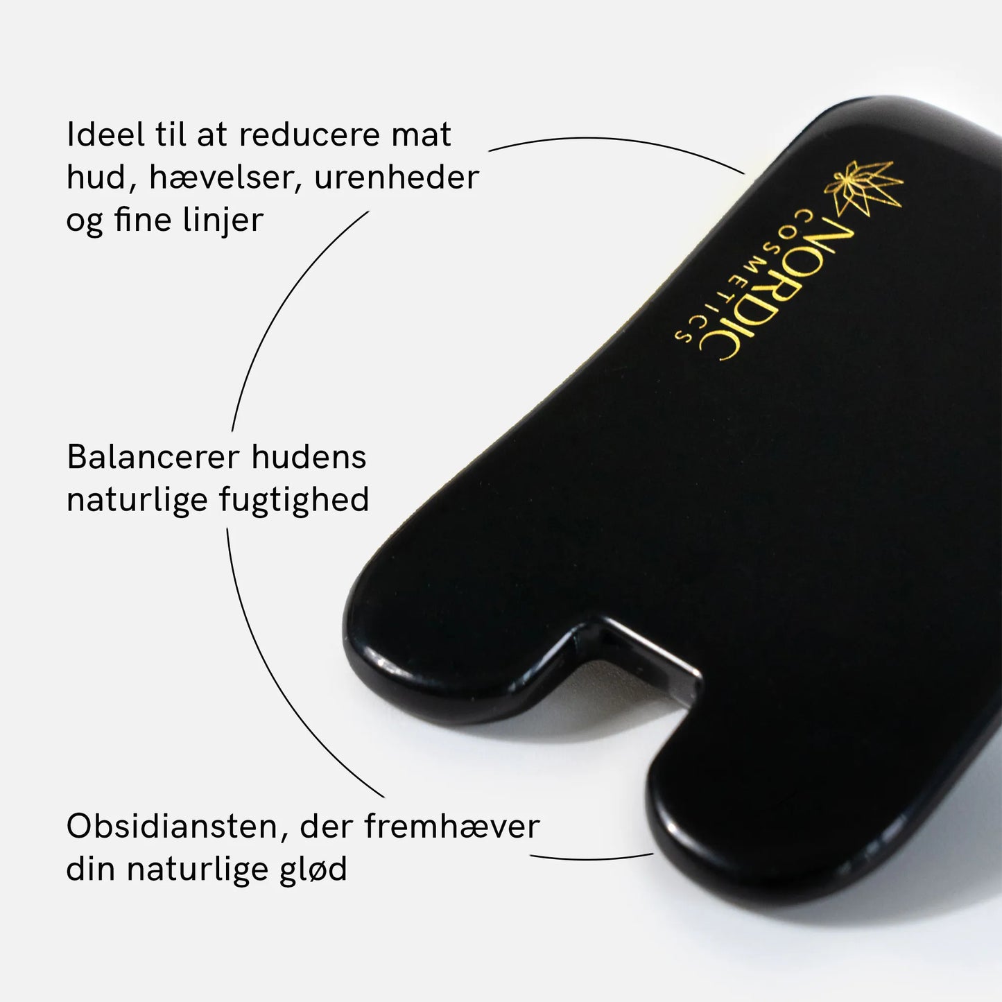 Sort obsidian-ansigtsværktøj (gua sha) fra Nordic Oils.