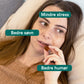 Kvinde med fregner ligger på sofa og tager en gummy mellem fingrene; der er tekst med budskaberne 'Mindre stress', 'Bedre søvn' og 'Bedre humør'.