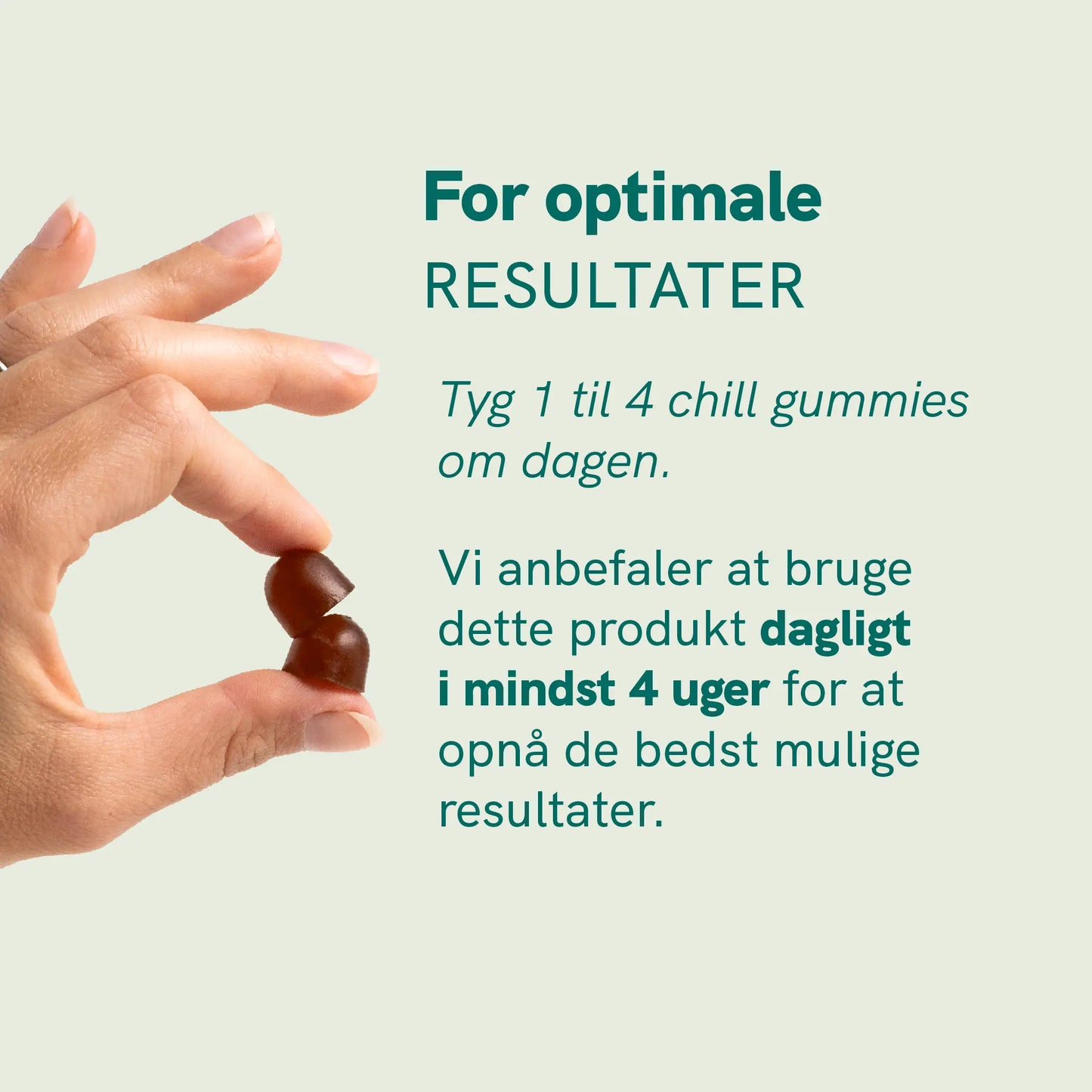 Hånd der holder to brune gummies (gummier) foran en lysegrøn baggrund.