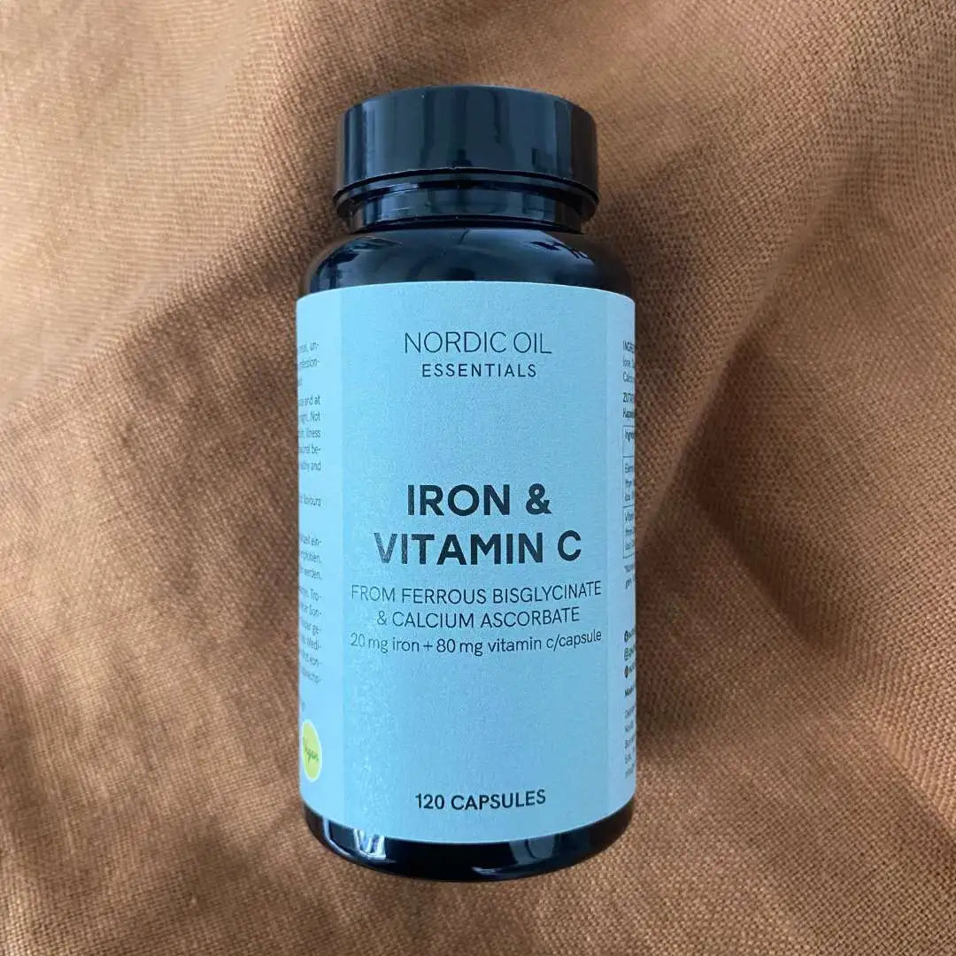 Nordic Oil Essentials Jern & Vitamin C kosttilskud i blå flaske med 120 kapsler